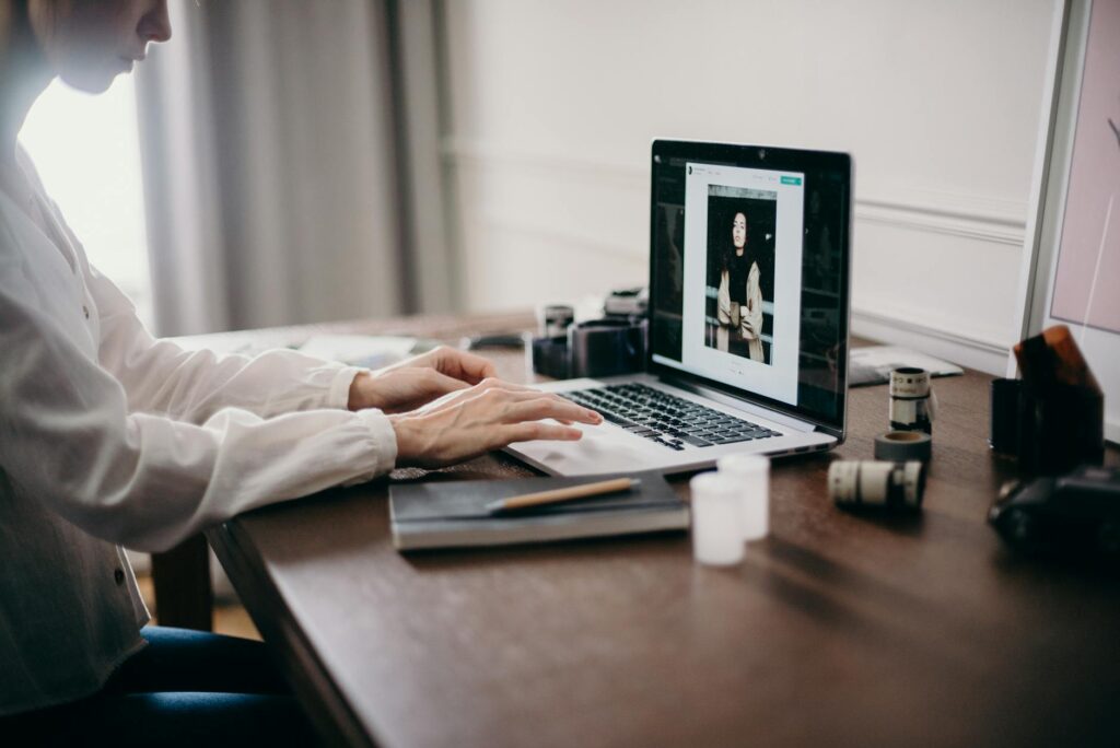 內容沒有靈感?創作者保持生產力的 3 大關鍵 selective focus photography of woman using macbook pro