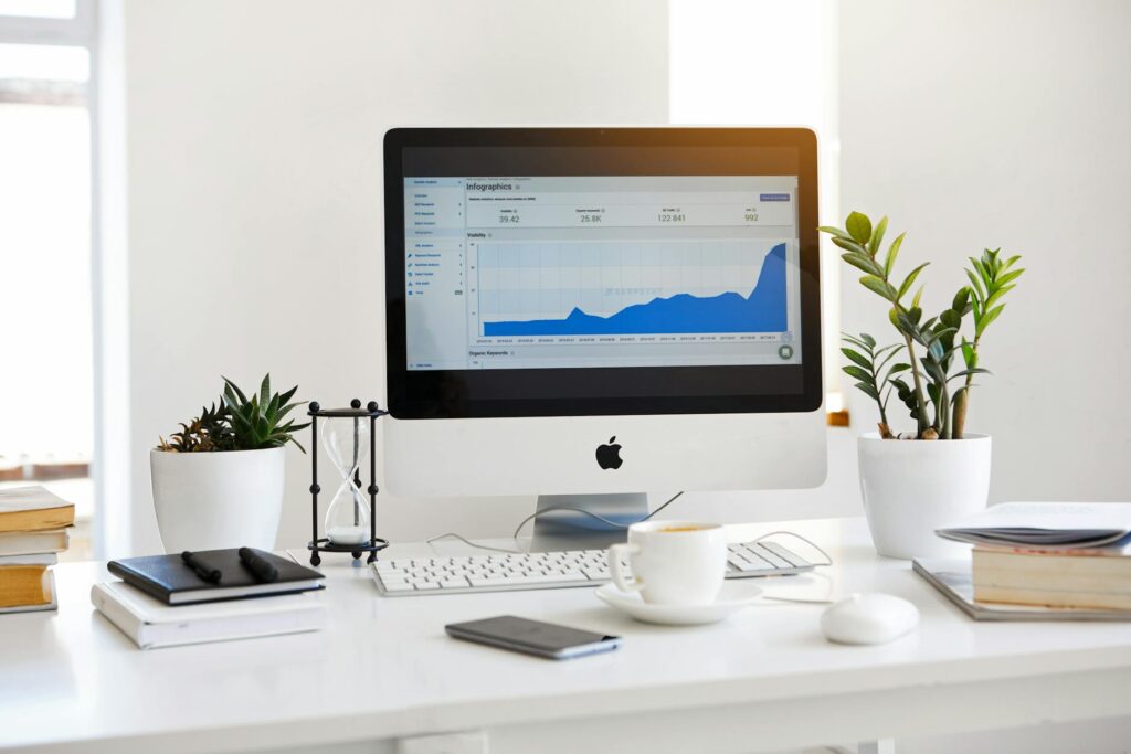 聯盟行銷是什麼?5 個步驟教你建立被動收入來源! silver imac displaying line graph placed on desk