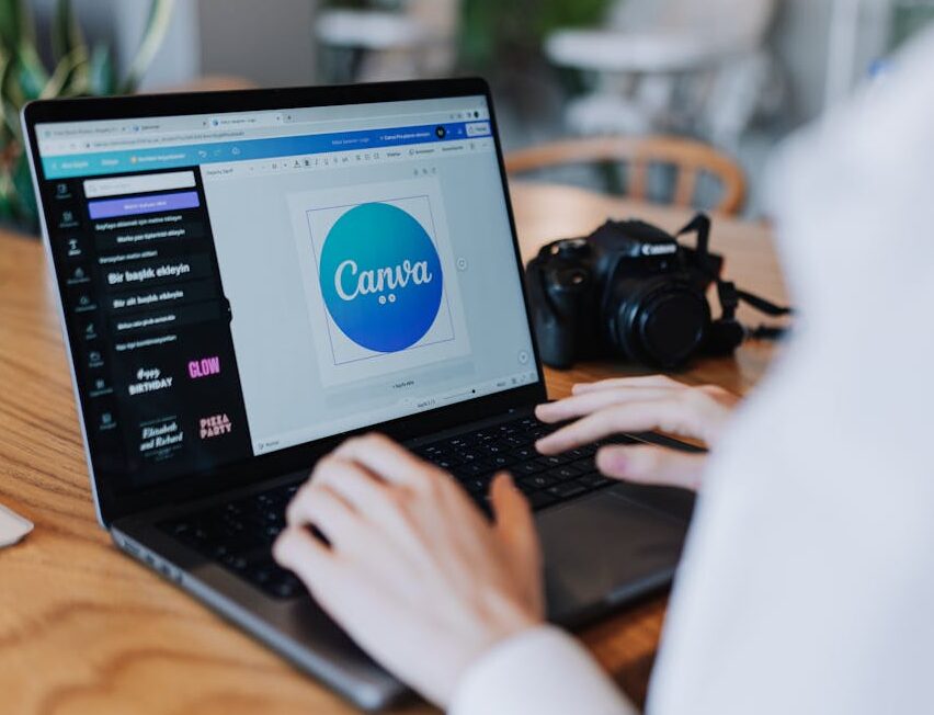 Canva 當機怎麼辦?8 種處理方式解決 Canva 卡頓問題 young woman sitting at the table and using a laptop, canva